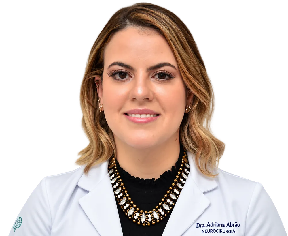 Dra. Adriana Abrão, neurocirurgiã, de jaleco branco